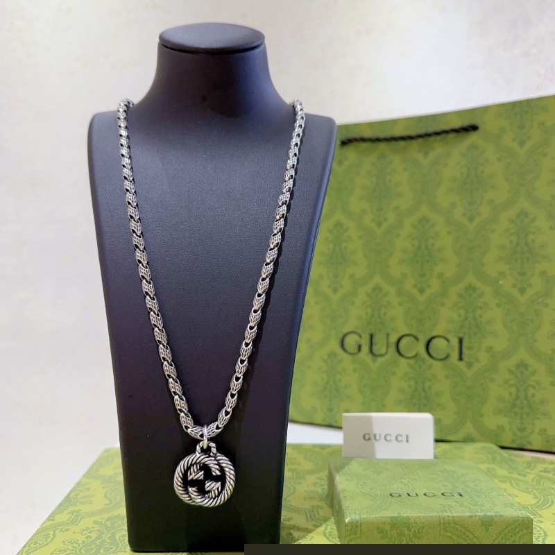 G*u*i necklaces